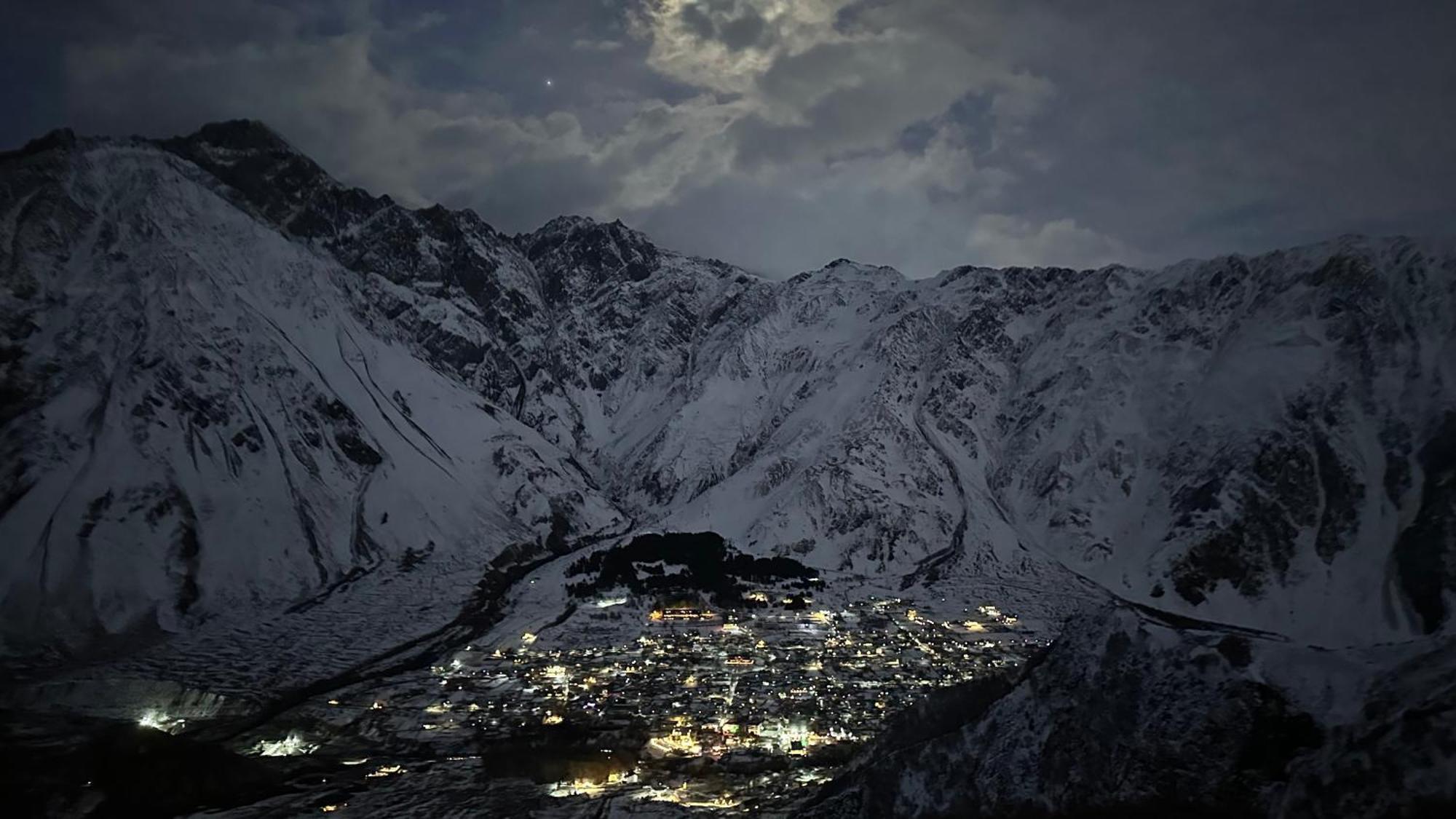 Hotel Axien Kazbegi ภายนอก รูปภาพ