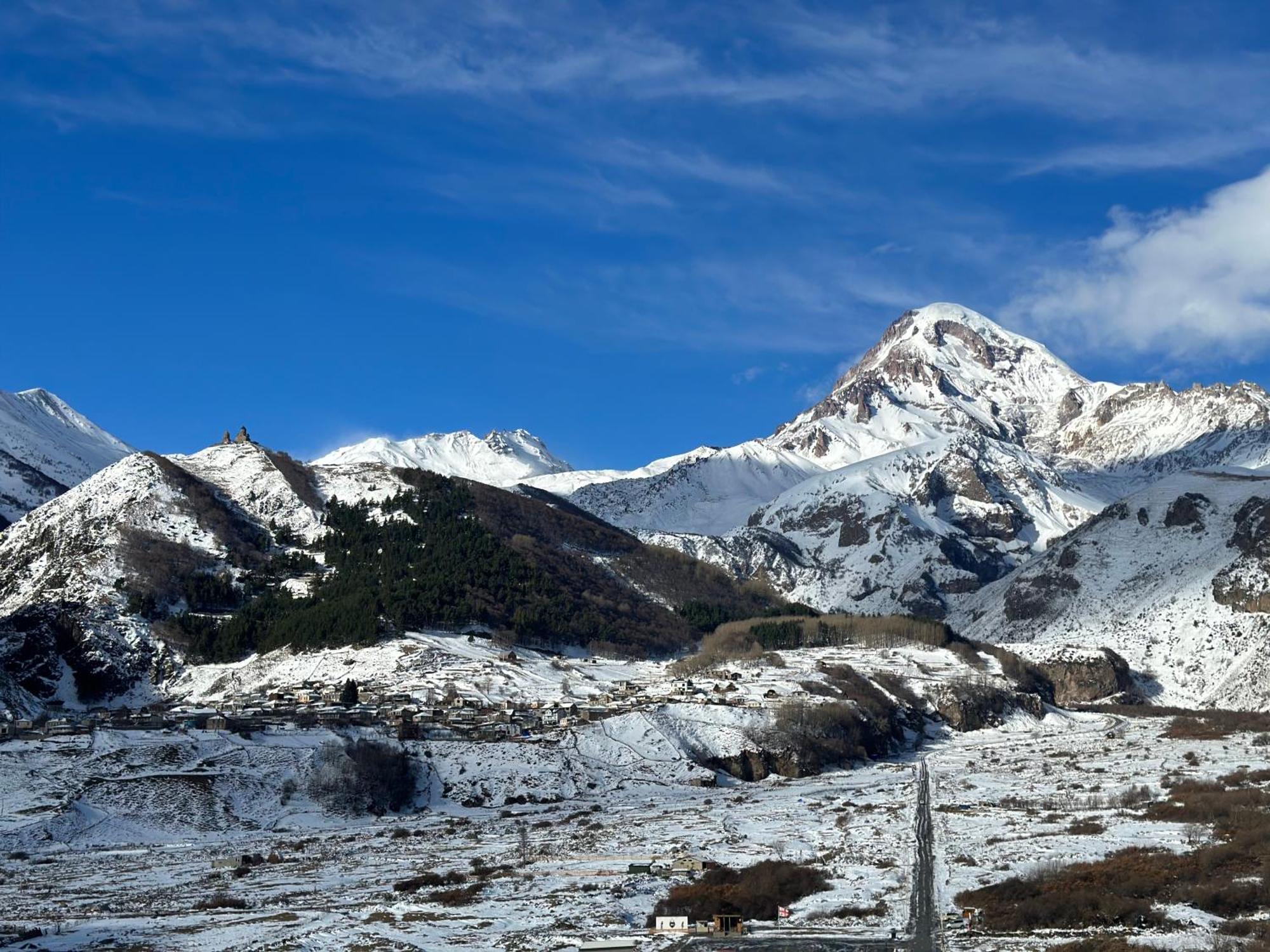 Hotel Axien Kazbegi ภายนอก รูปภาพ