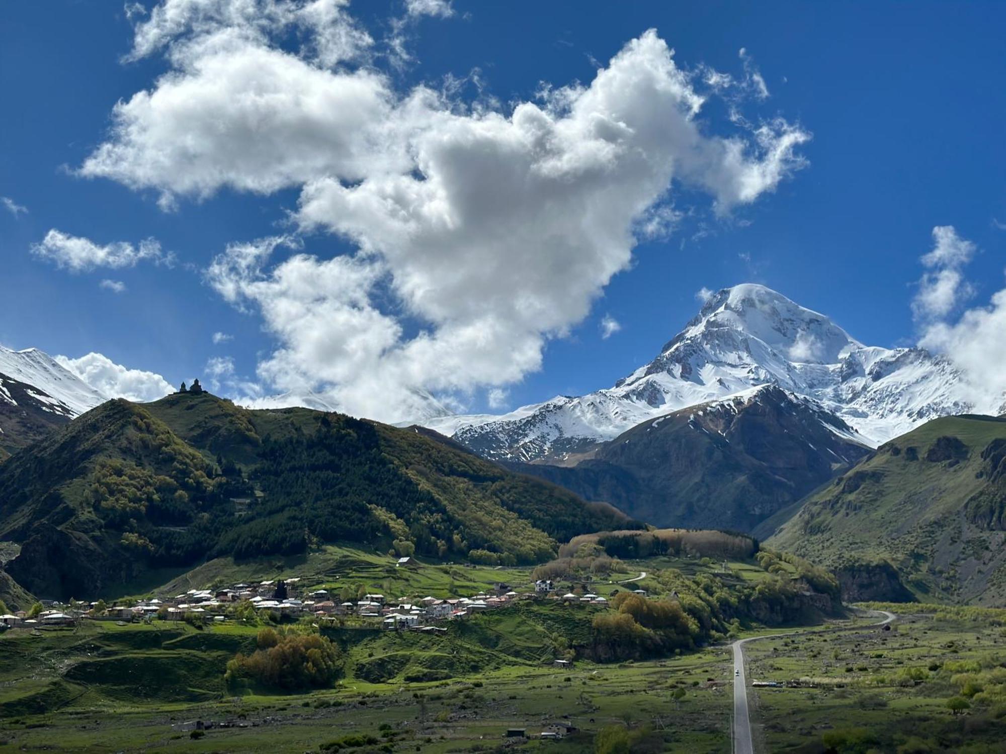 Hotel Axien Kazbegi ภายนอก รูปภาพ