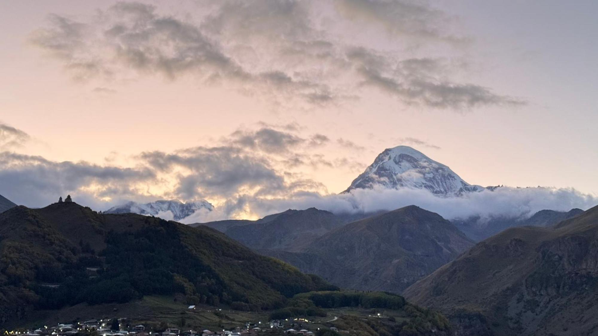 Hotel Axien Kazbegi ภายนอก รูปภาพ